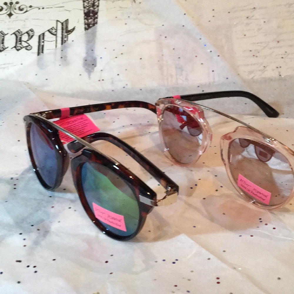 BETSEY JOHNSON SUNGLASSES ( Choose Color)